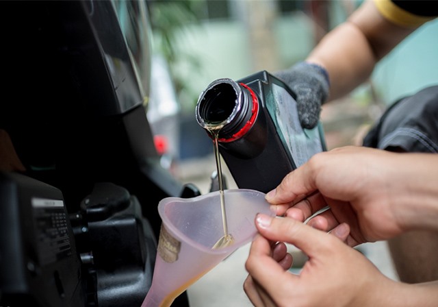 Thay dầu nhớt xe máy vào mùa mưa cần lưu ý những gì?